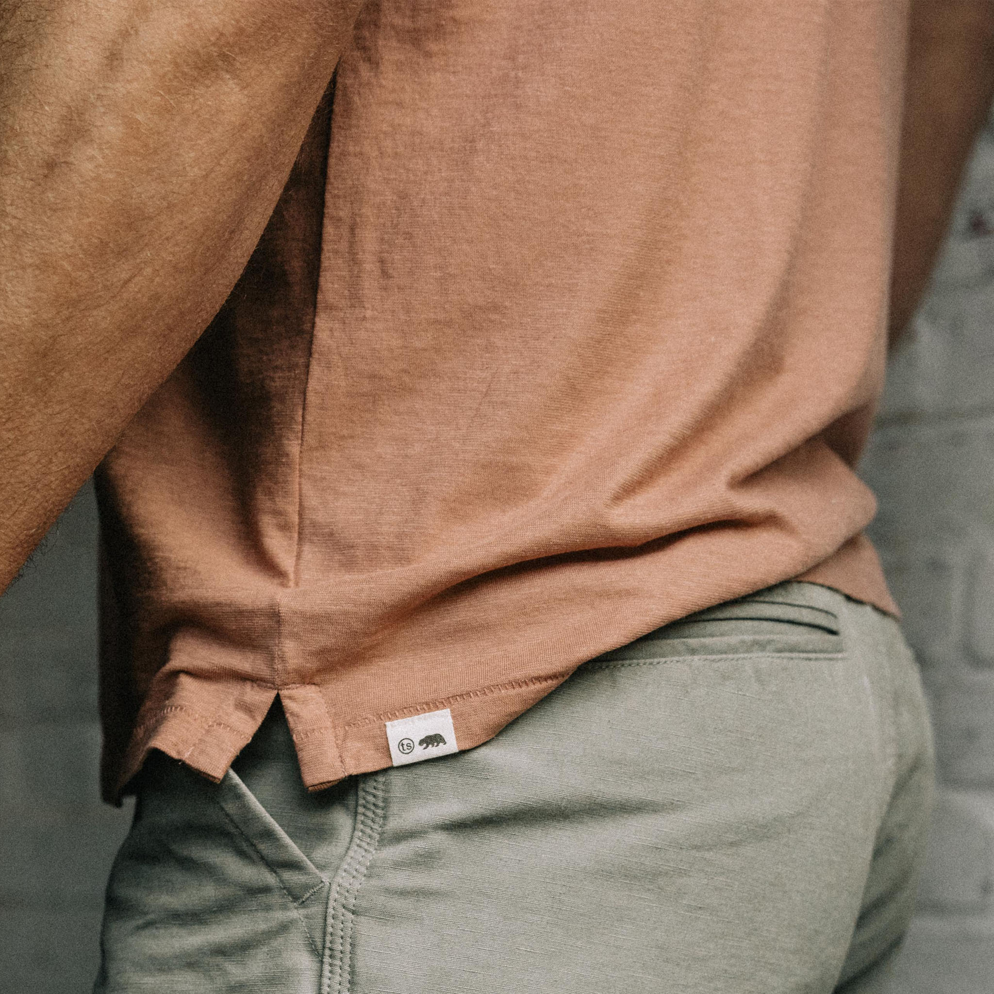 The Cotton Hemp Polo in Dried Acorn - Image 4