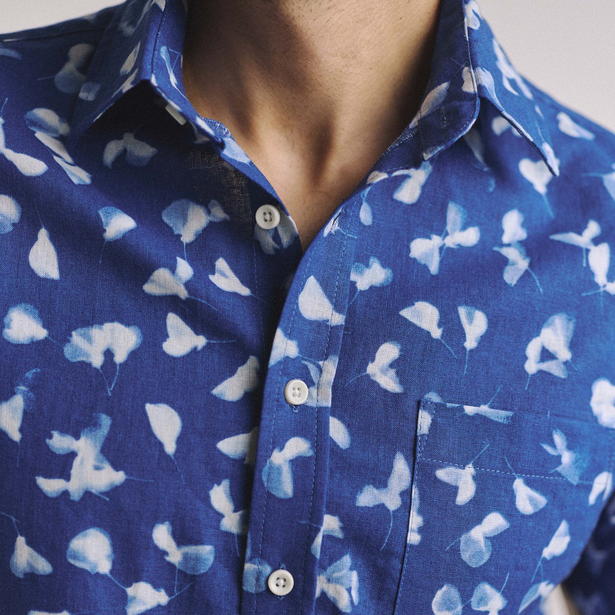 The Short Sleeve California in Dark Navy Ginkgo - Image 3