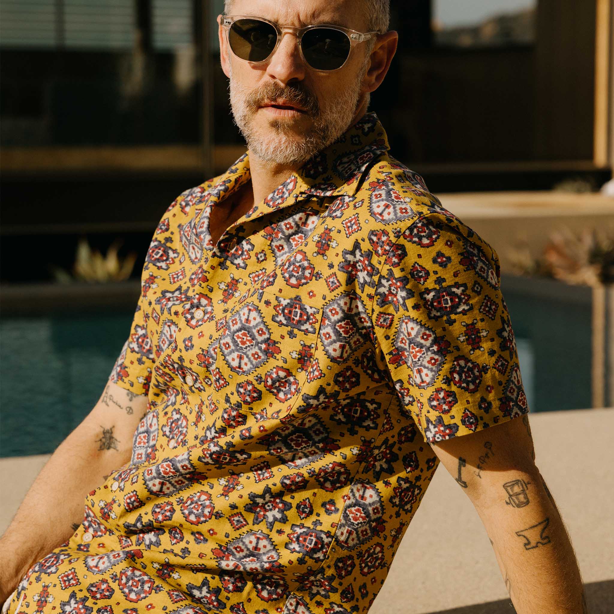 The Short Sleeve Davis Shirt in Tarnished Gold Print - Image 5