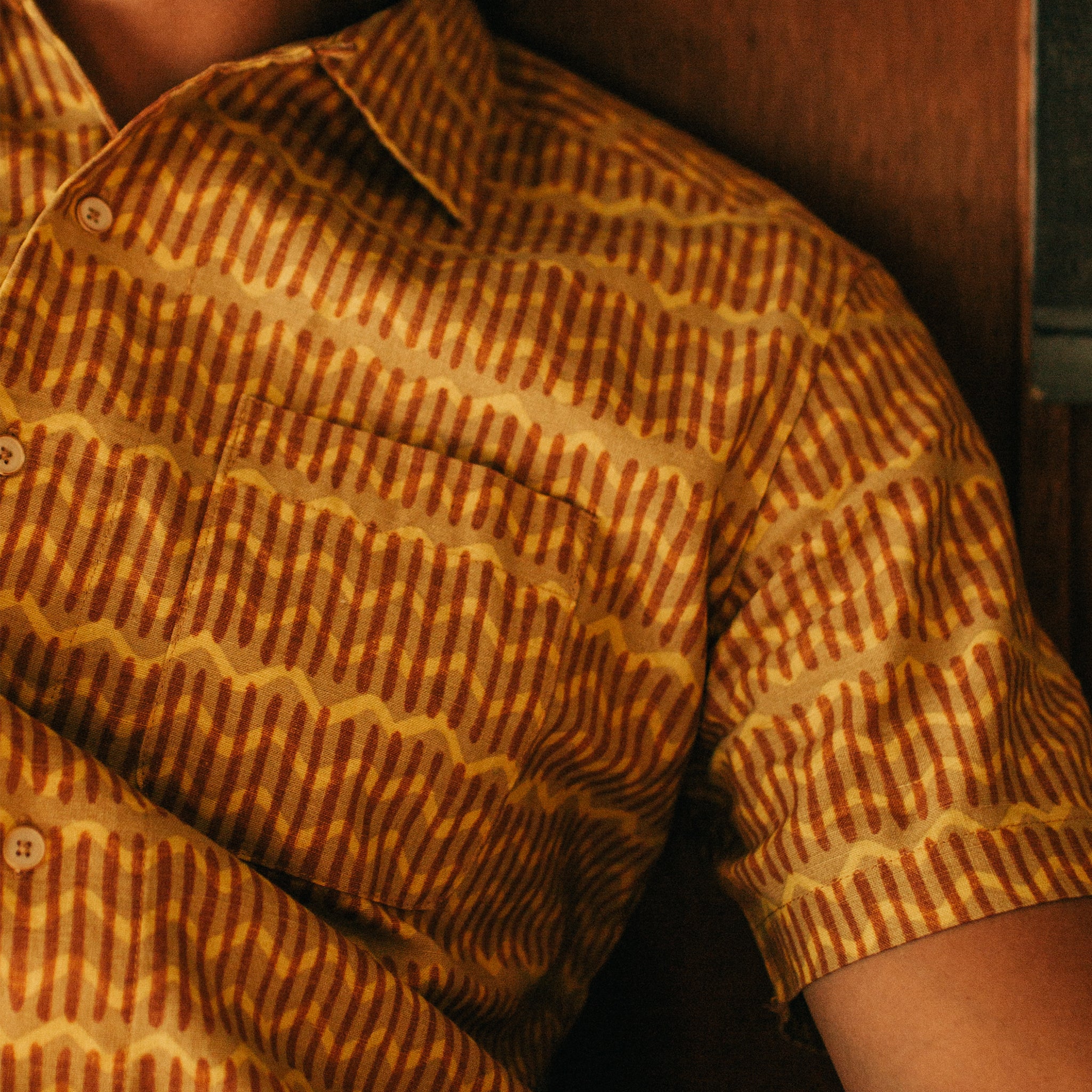 The Short Sleeve Hawthorne in Gold Wave - Image 4
