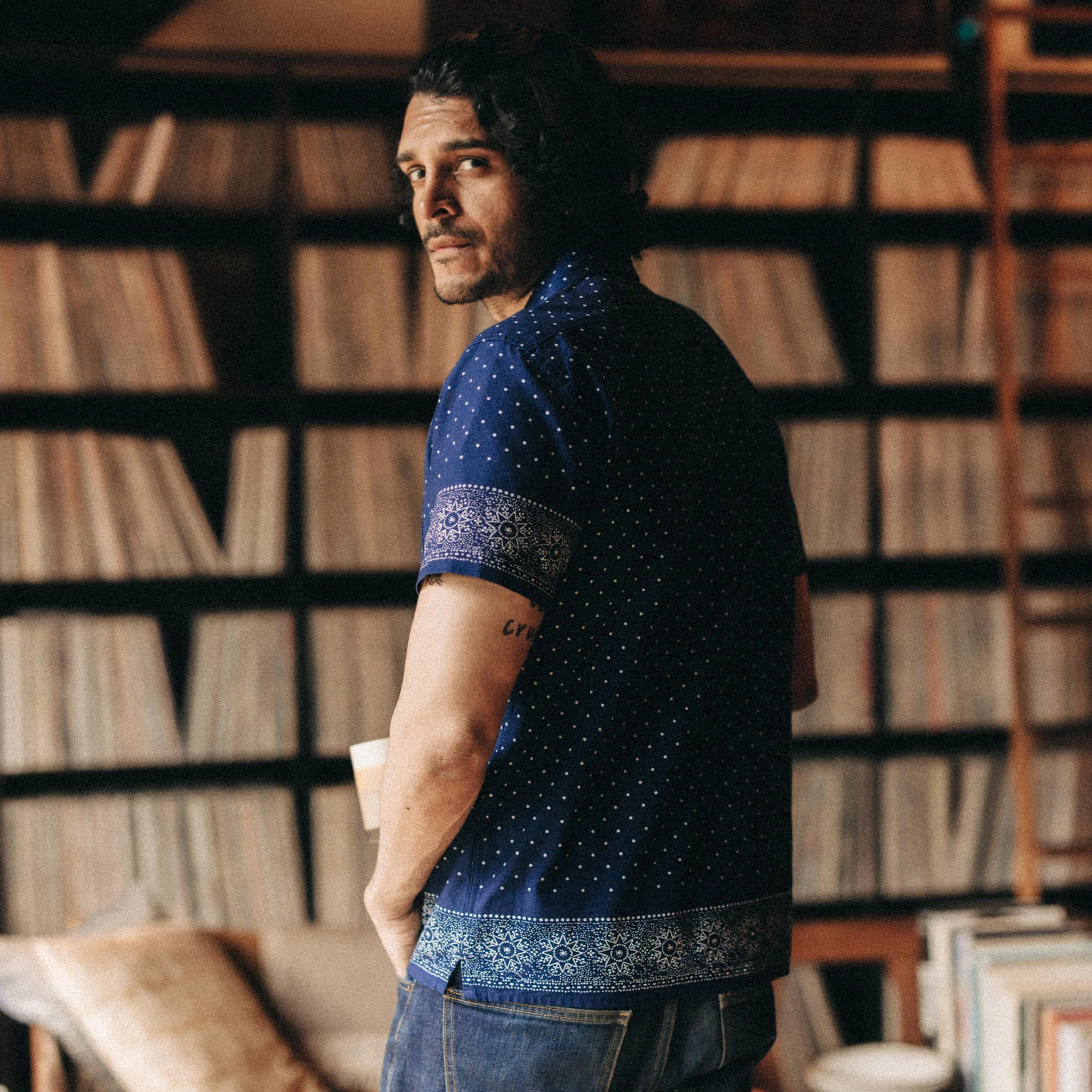 The Short Sleeve Hawthorne in Indigo Star Dot Border - Image 4