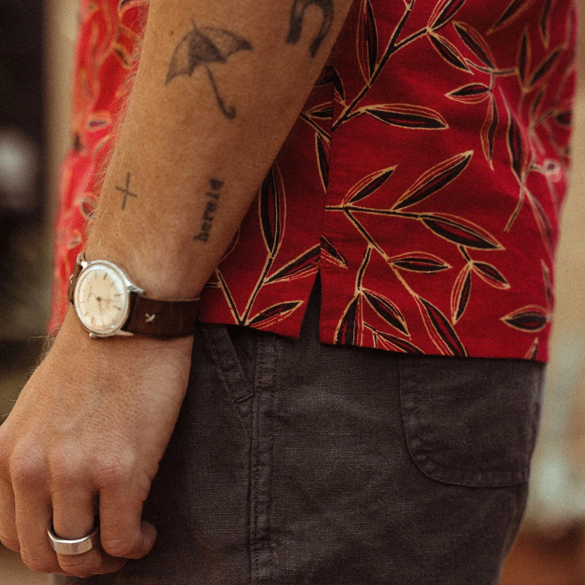 The Short Sleeve Hawthorne in Scarlet Thatch - Image 4