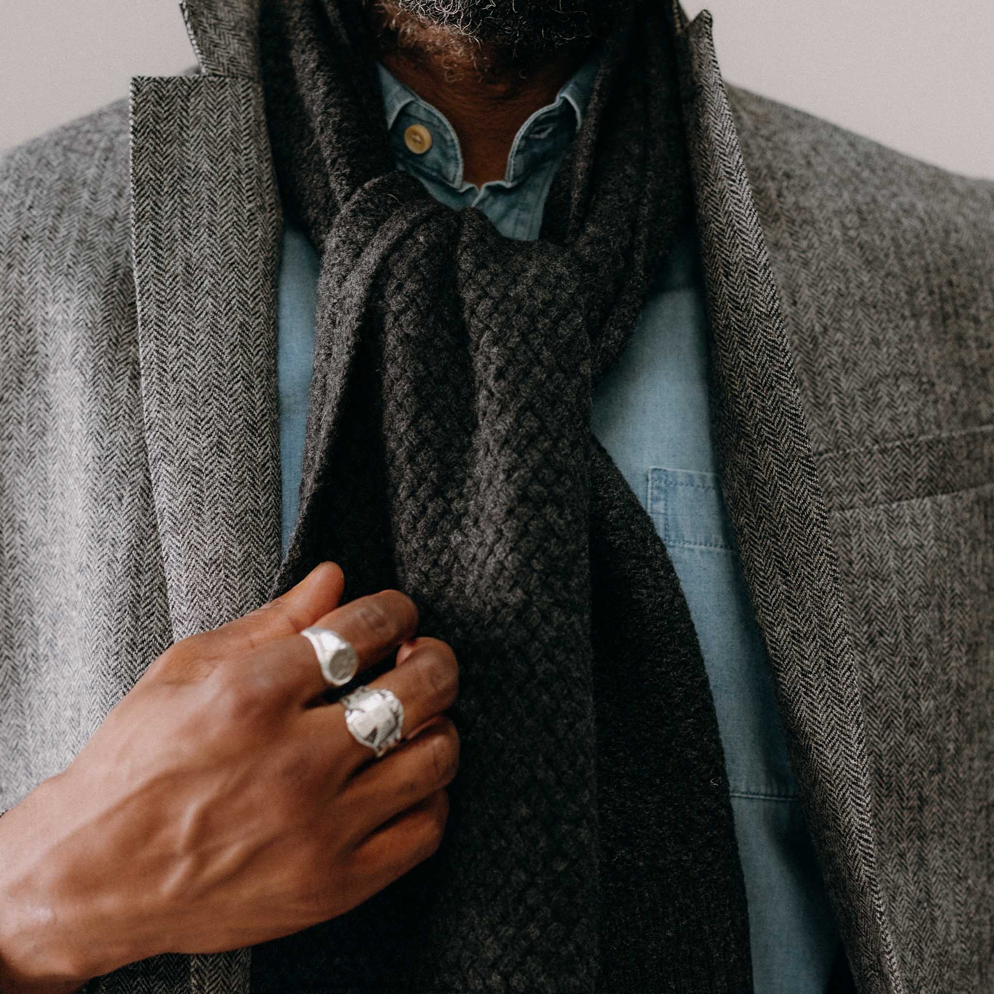 The Textured Knit Scarf in Heather Coal Merino - Image 2