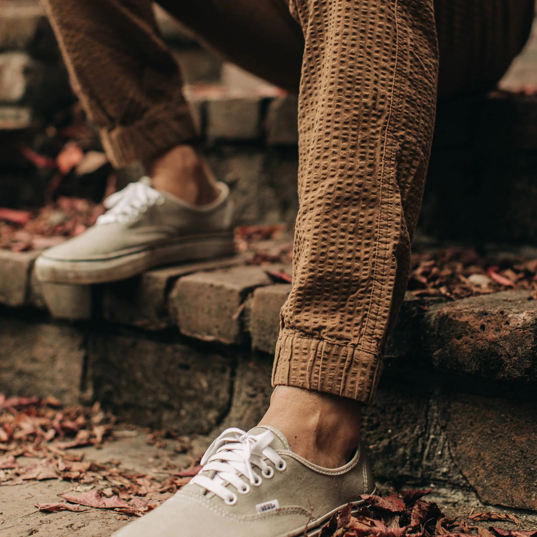 The Après Pant in British Khaki Seersucker - Image 3