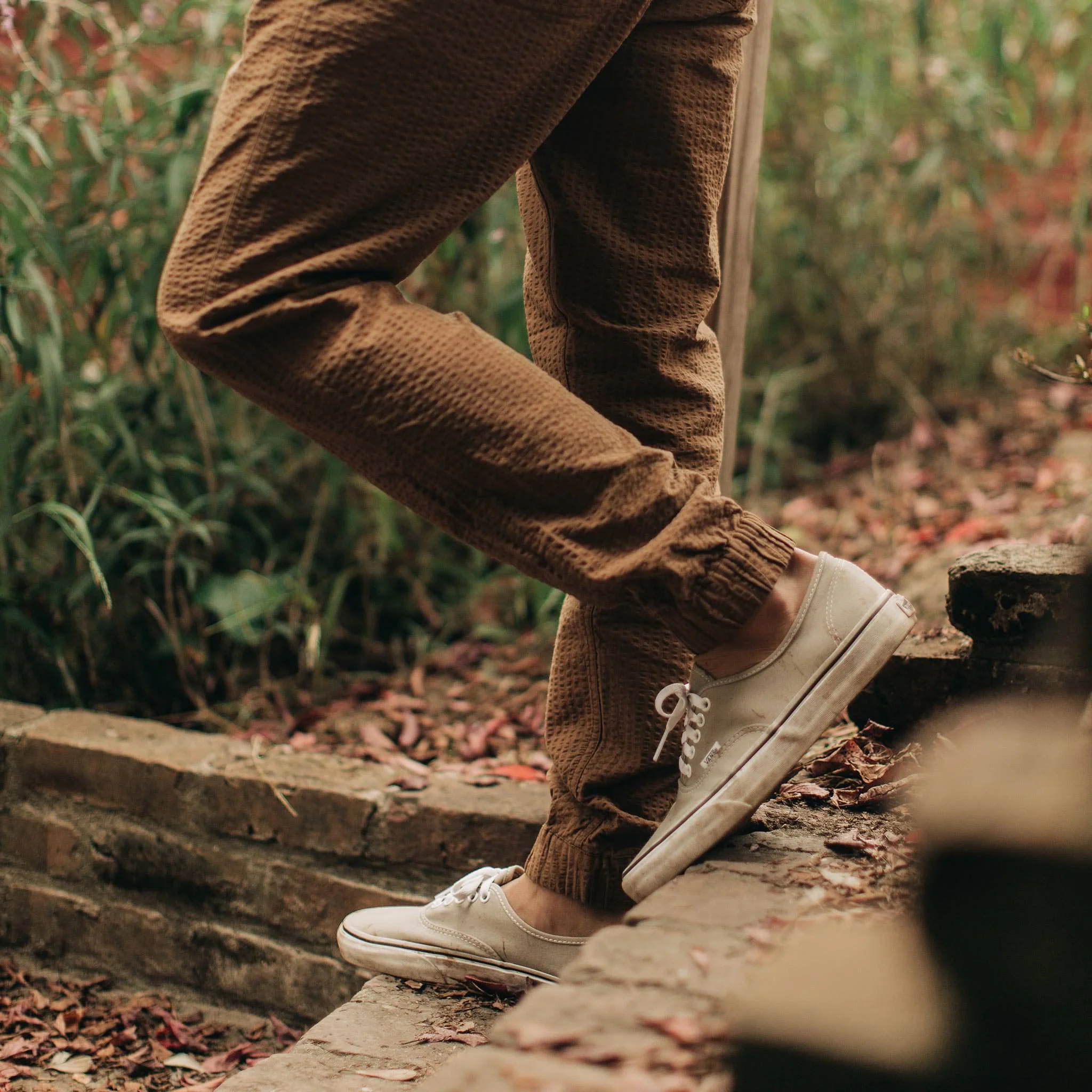 The Après Pant in British Khaki Seersucker - Image 6