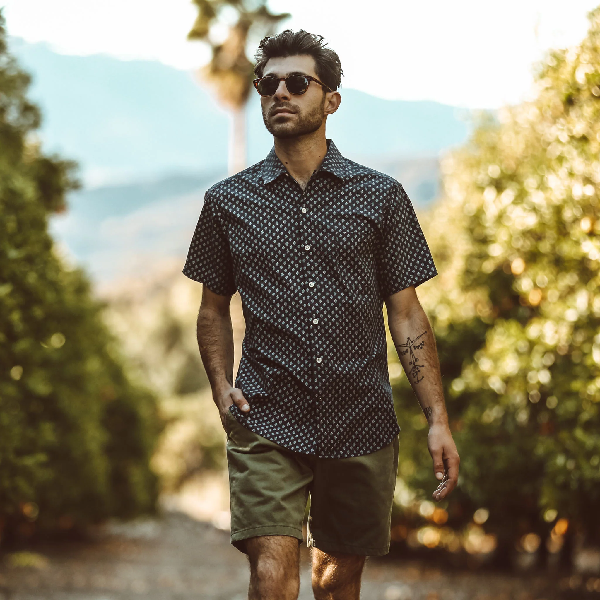 The Short Sleeve Hawthorne in Navy Floral - Image 4