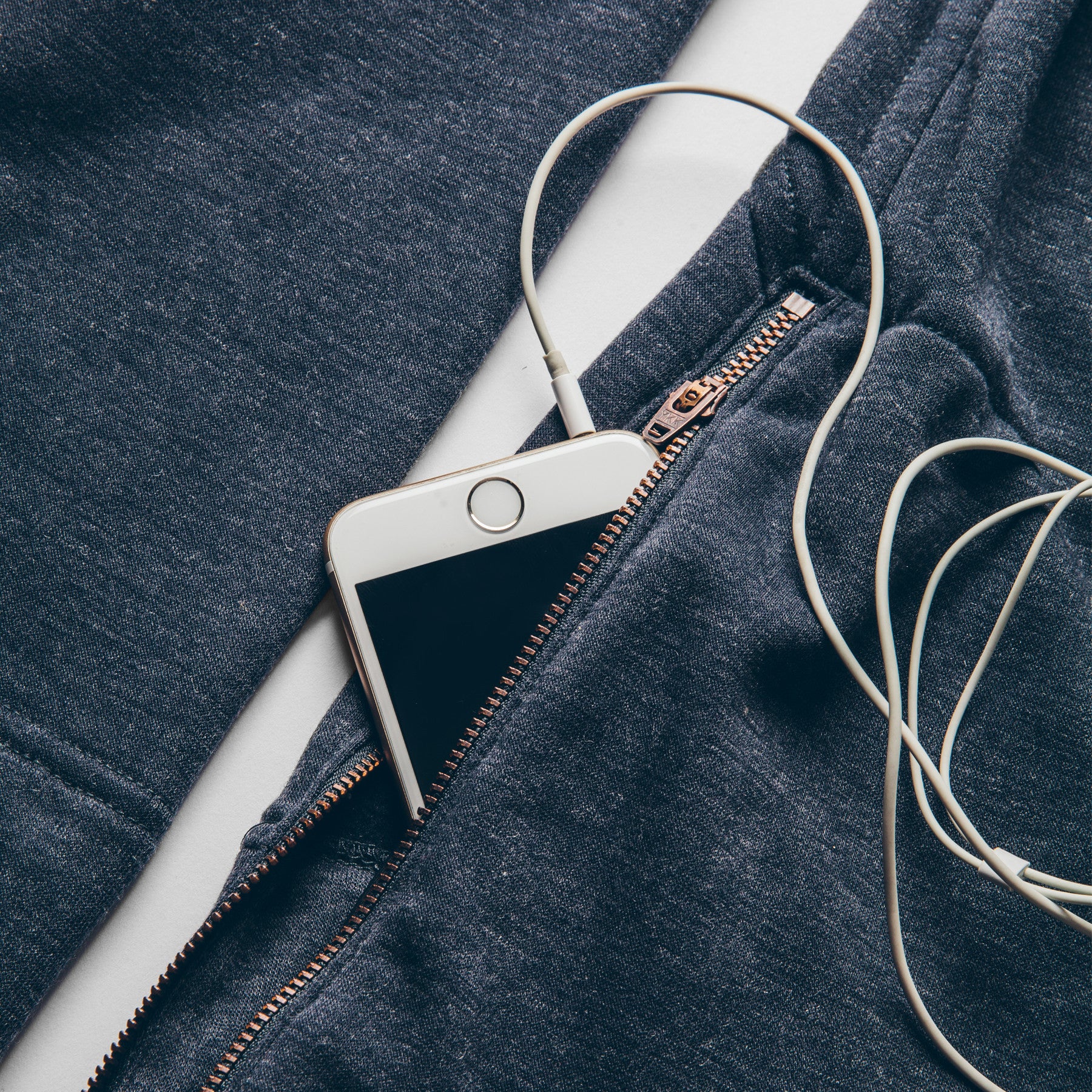 The Chandler Sweatshirt in Indigo Melange - Image 10