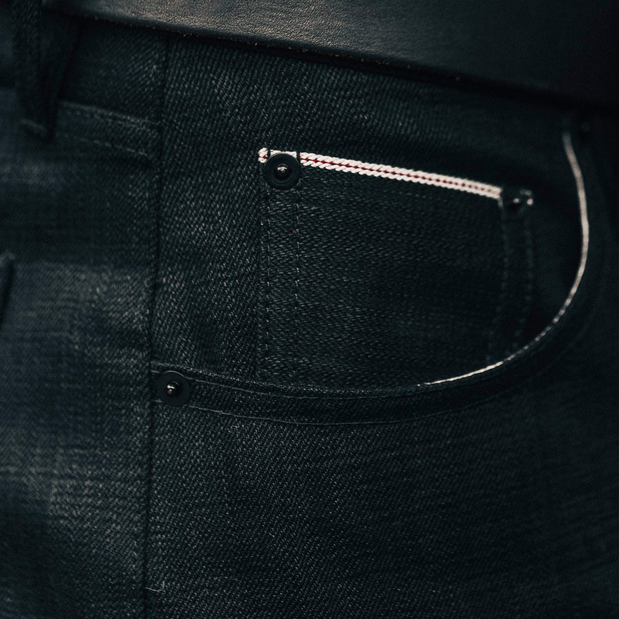 The Slim Jean in Black Selvage - Image 6