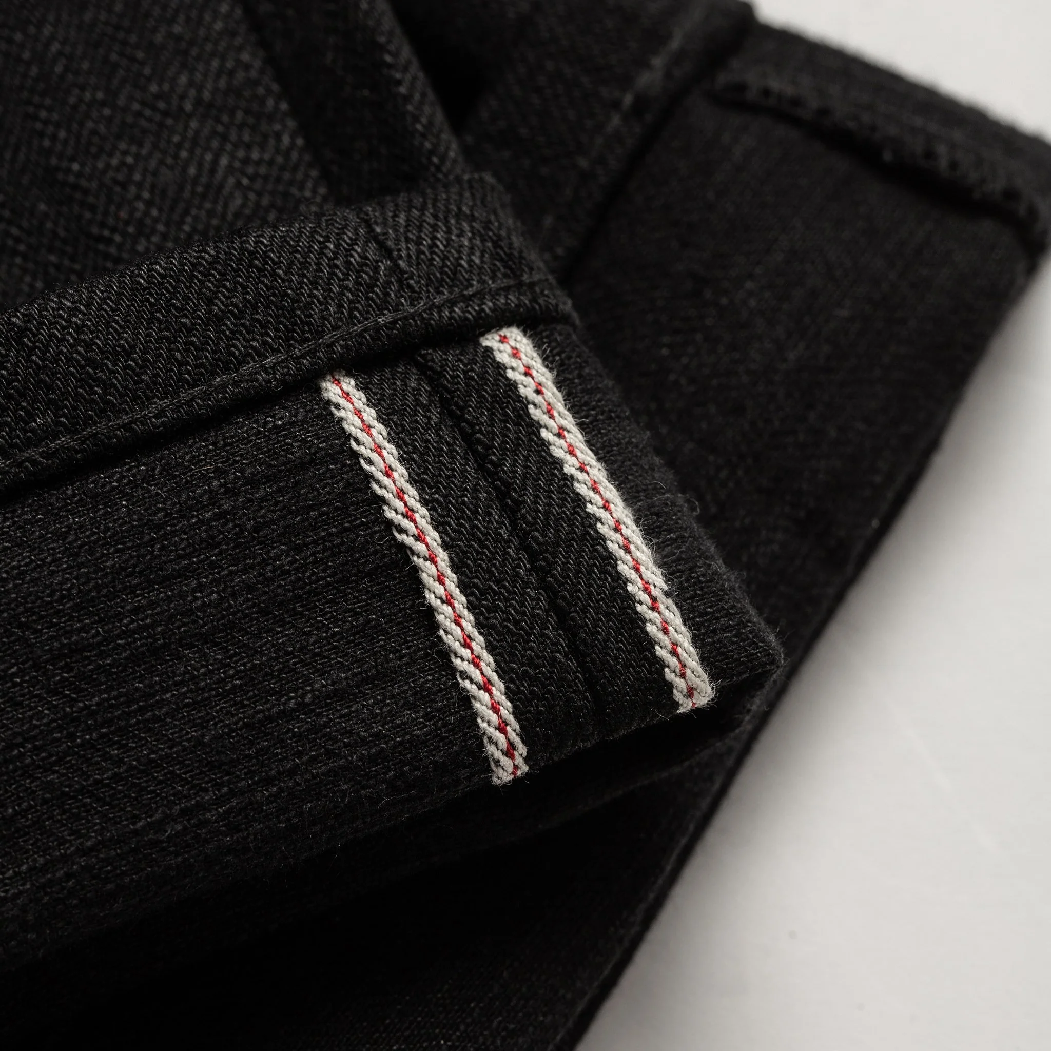 The Slim Jean in Black Selvage - Image 9