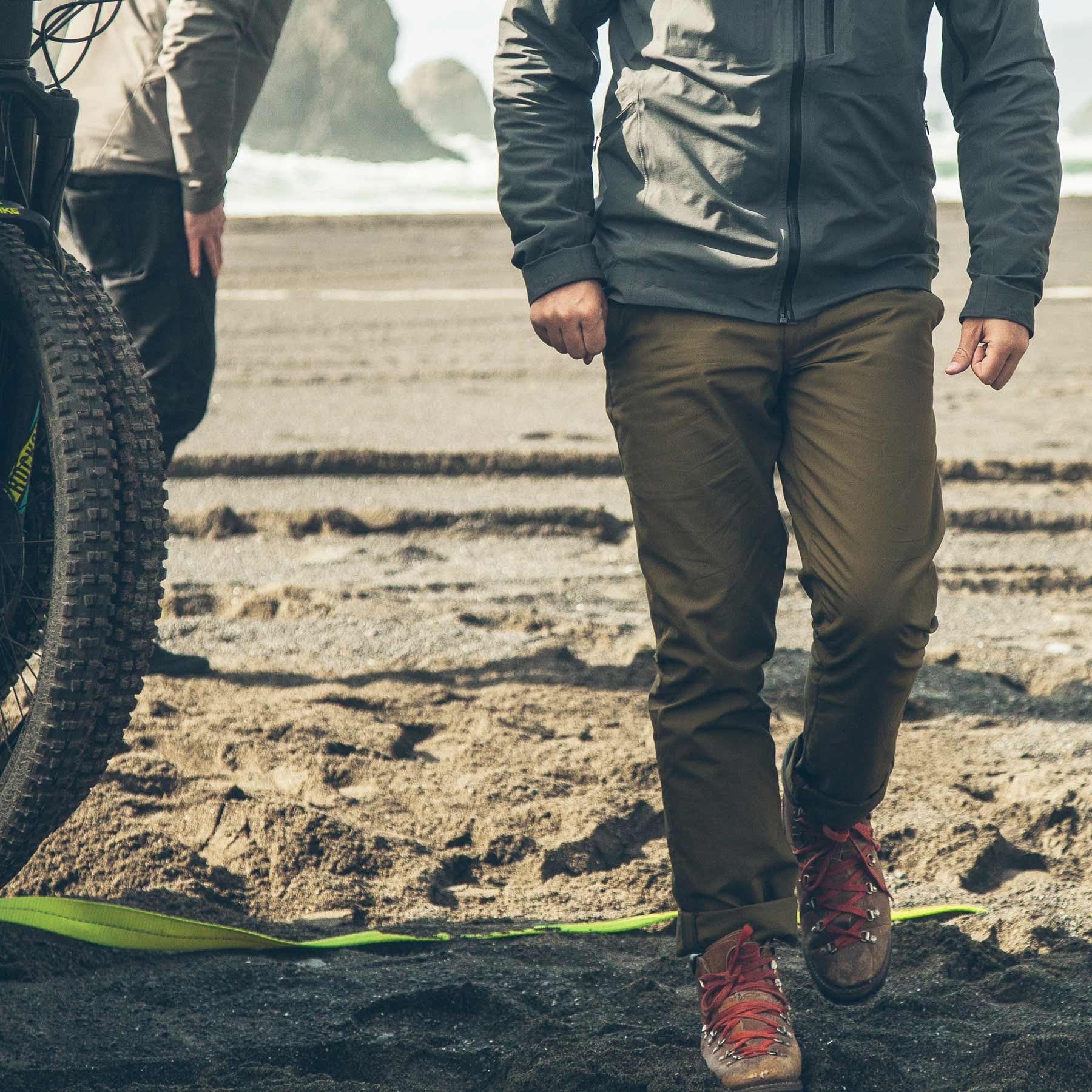 The Travel Chino in Olive - Image 7