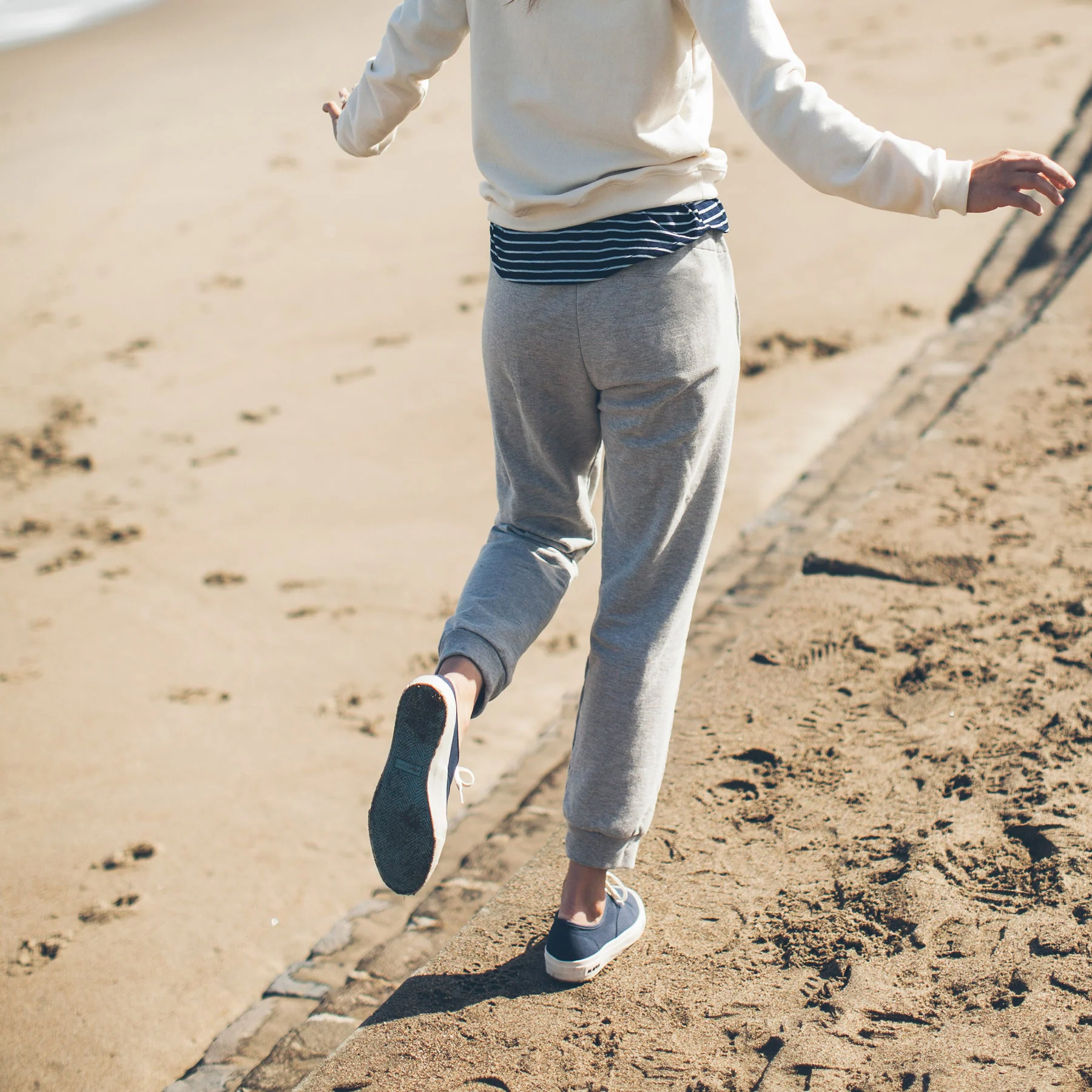 The Weekend Pant in Heather Grey - Image 3