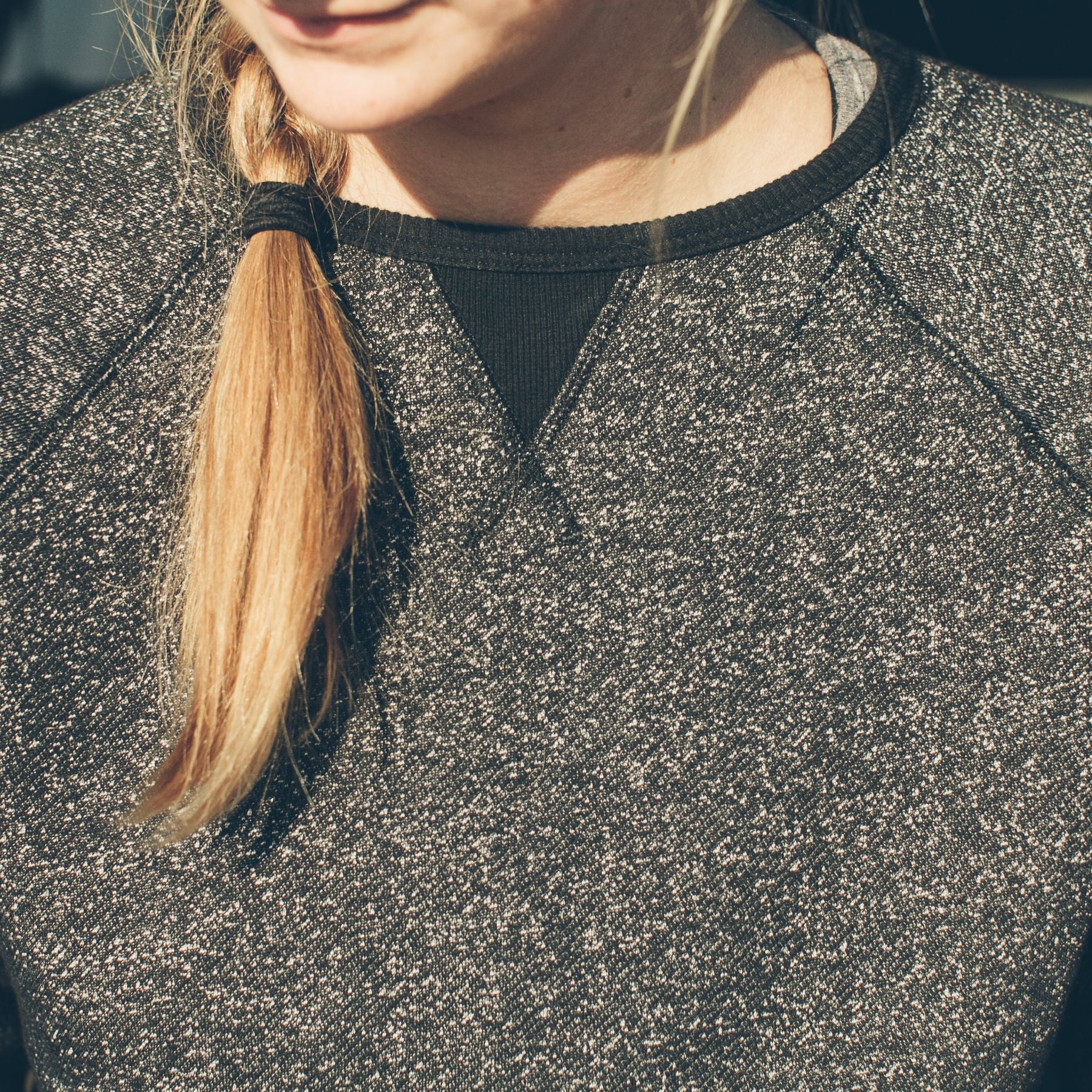 The Women's Apres Crewneck in Salt and Pepper Fleece - Image 4